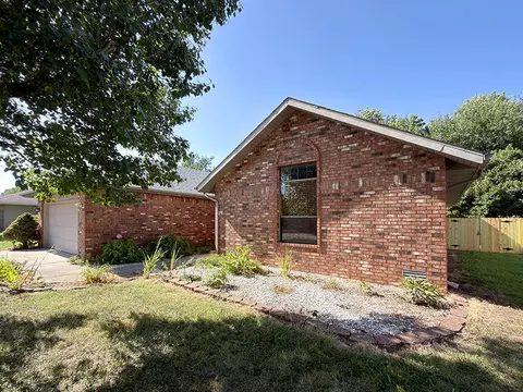 Exterior - 2225 W Rockwood St, Springfield, MO 65807 photo 3 of 8