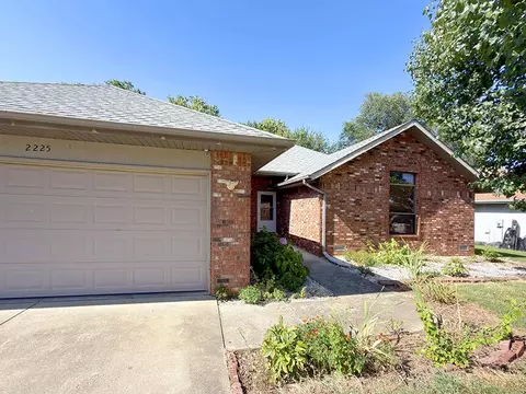 Exterior - 2225 W Rockwood St, Springfield, MO 65807 photo 2 of 8