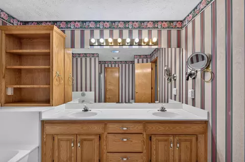 Bath - 2259 W Cantebury St, Springfield, MO 65810 photo 3 of 3