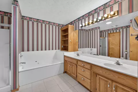 Bath - 2259 W Cantebury St, Springfield, MO 65810 photo 2 of 3