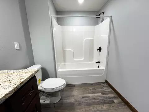 Bath - 207 Juniper Ave, Cabool, MO 65689 photo 6 of 7