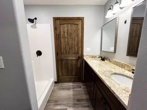 Bath - 207 Juniper Ave, Cabool, MO 65689 photo 3 of 7