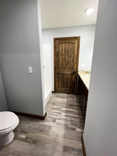 Bath - 207 Juniper Ave, Cabool, MO 65689 photo 4 of 7