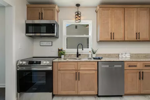 Kitchen - 1637 S Broadway Ave, Springfield, MO 65807 photo 3 of 4
