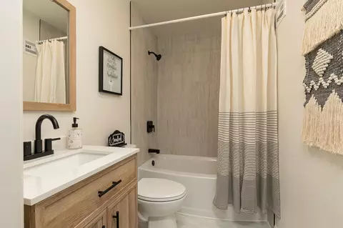 Bath - 1637 S Broadway Ave, Springfield, MO 65807 photo 1 of 1