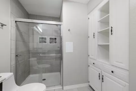 Bath - 4663 S Roubidoux Pl, Springfield, MO 65804 photo 2 of 3