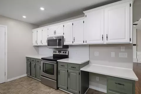 Kitchen - 4663 S Roubidoux Pl, Springfield, MO 65804 photo 1 of 2