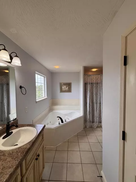Bath - 848 S Black Sands Ave, Nixa, MO 65714 photo 3 of 5