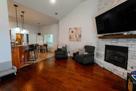 Living - 3326 S Juniper Ave, Springfield, MO 65804 photo 2 of 4
