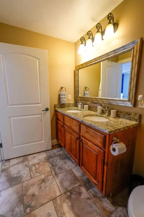 Bath - 3326 S Juniper Ave, Springfield, MO 65804 photo 5 of 5