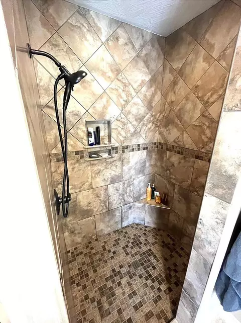 Bath - 3326 S Juniper Ave, Springfield, MO 65804 photo 3 of 5