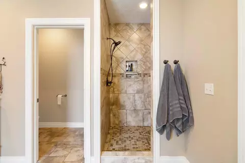 Bath - 3326 S Juniper Ave, Springfield, MO 65804 photo 2 of 5