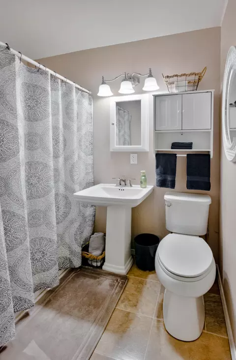 Bath - 712 S Gilman Ave, Wheaton, MO 64874 photo 2 of 5