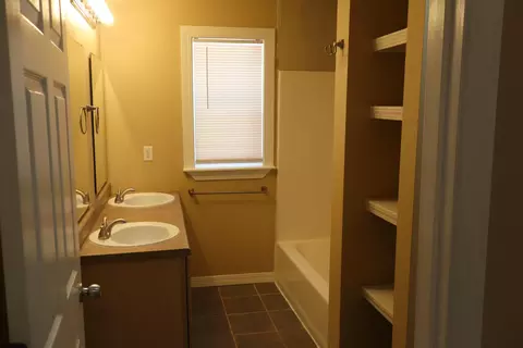 Bath - 715 E Lynn St, Springfield, MO 65802 photo 1 of 3