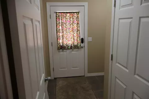 Entry Way - 715 E Lynn St, Springfield, MO 65802 photo 2 of 3