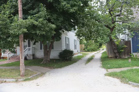Exterior - 715 E Lynn St, Springfield, MO 65802 photo 3 of 7