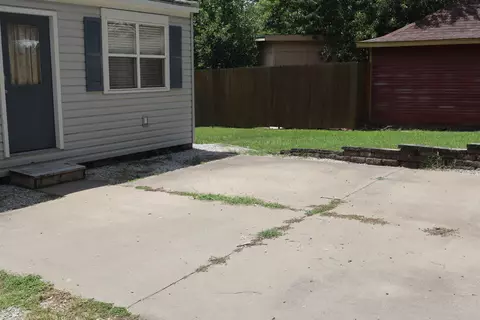 Exterior - 715 E Lynn St, Springfield, MO 65802 photo 5 of 7
