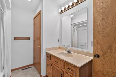 Bath - 421 S Troy Ave, Springfield, MO 65802 photo 2 of 4