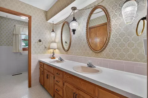 Bath - 421 S Troy Ave, Springfield, MO 65802 photo 1 of 4