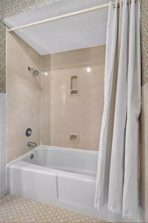 Bath - 421 S Troy Ave, Springfield, MO 65802 photo 3 of 4