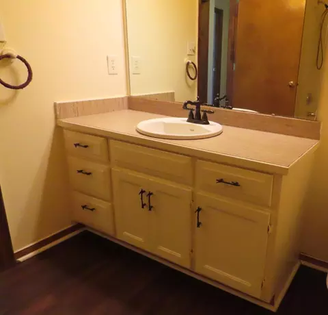 Bath - 3877 S Cottage Ave, Springfield, MO 65807 photo 2 of 2