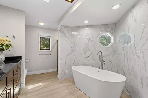 Bath - 4081 E Kingsbury St, Springfield, MO 65809 photo 4 of 7