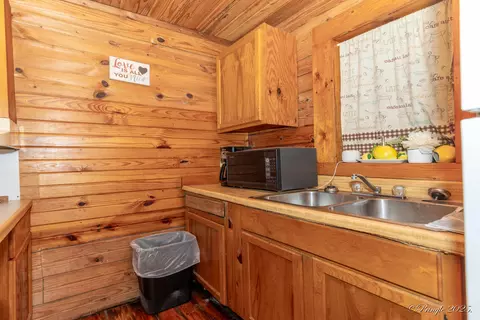 Kitchen - 377 Us-63, Mammoth Spring, AR 72554 photo 1 of 2
