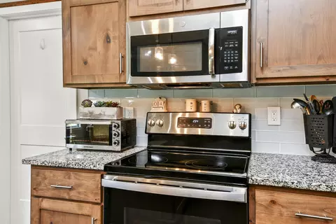 Kitchen - 1682 Ft Sumter Ct, Republic, MO 65738 photo 7 of 9