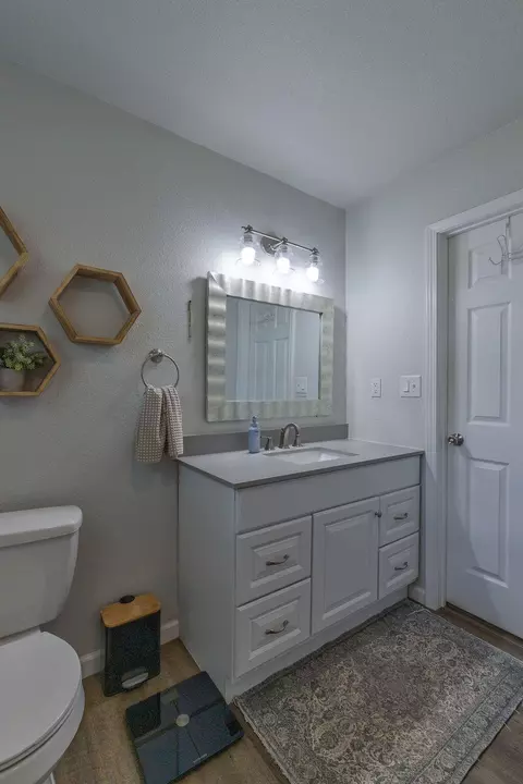 Bath - 4221 W La Siesta Pl, Springfield, MO 65802 photo 2 of 3