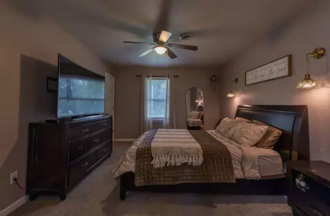 Bedroom - 4221 W La Siesta Pl, Springfield, MO 65802 photo 2 of 4