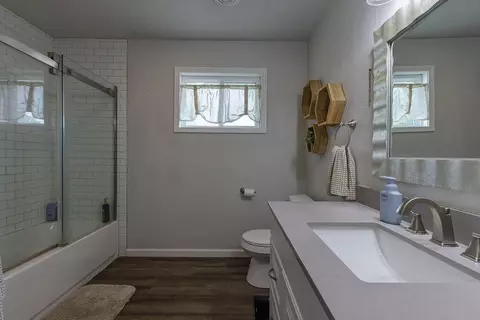 Bath - 4221 W La Siesta Pl, Springfield, MO 65802 photo 1 of 3