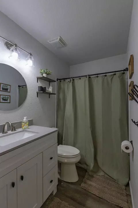 Bath - 4221 W La Siesta Pl, Springfield, MO 65802 photo 3 of 3