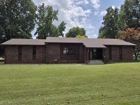 Exterior - 806 E Springfield St, Aurora, MO 65605 photo 5 of 12