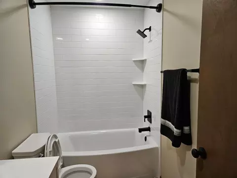 Bath - 806 E Springfield St, Aurora, MO 65605 photo 1 of 5