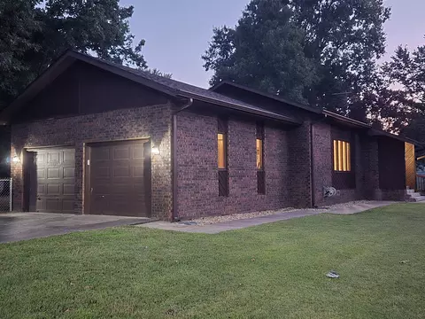 Exterior - 806 E Springfield St, Aurora, MO 65605 photo 4 of 12