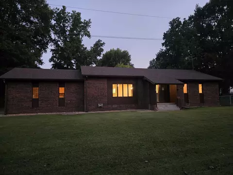 Exterior - 806 E Springfield St, Aurora, MO 65605 photo 3 of 12