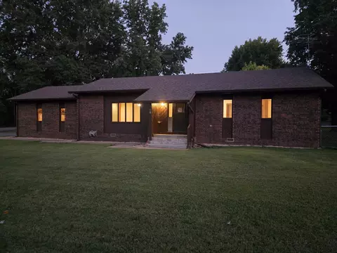 Exterior - 806 E Springfield St, Aurora, MO 65605 photo 2 of 12