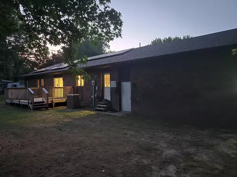 Exterior - 806 E Springfield St, Aurora, MO 65605 photo 11 of 12