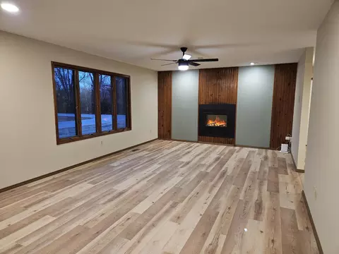 Living - 806 E Springfield St, Aurora, MO 65605 photo 2 of 3