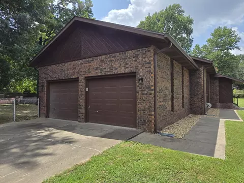 Exterior - 806 E Springfield St, Aurora, MO 65605 photo 7 of 12