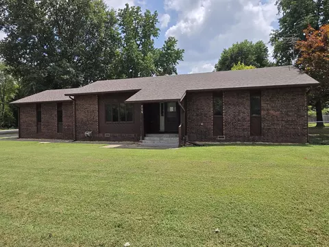 Exterior - 806 E Springfield St, Aurora, MO 65605 photo 6 of 12