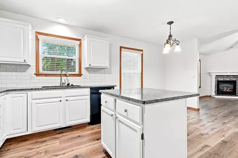 Kitchen - 3618 W Vincent Dr, Springfield, MO 65810 photo 4 of 5