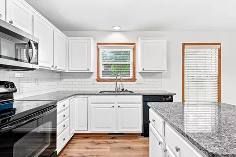 Kitchen - 3618 W Vincent Dr, Springfield, MO 65810 photo 3 of 5