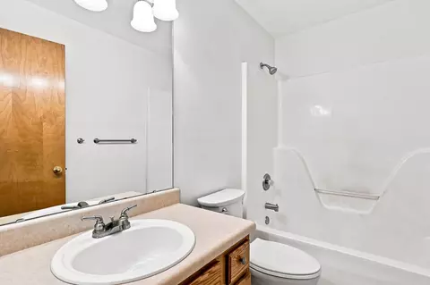 Bath - 3618 W Vincent Dr, Springfield, MO 65810 photo 3 of 3