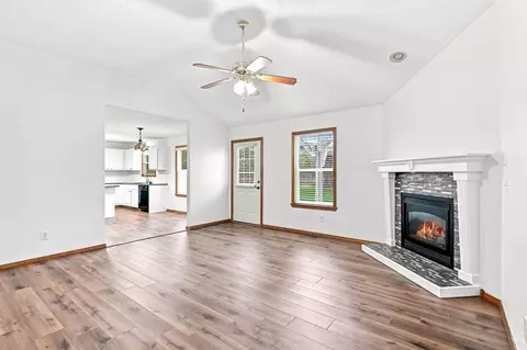 Living - 3618 W Vincent Dr, Springfield, MO 65810 photo 5 of 6