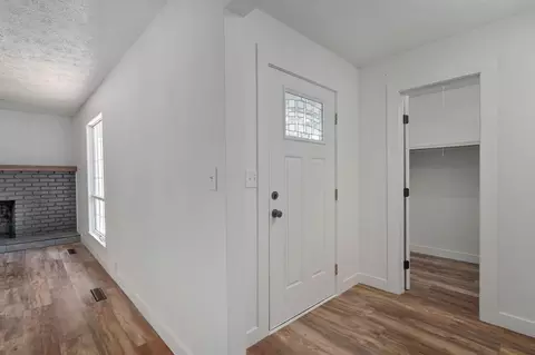 Entry Way - 515 E Kingsley St, Springfield, MO 65807 photo 1 of 1
