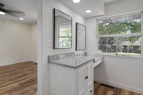 Bath - 515 E Kingsley St, Springfield, MO 65807 photo 6 of 6