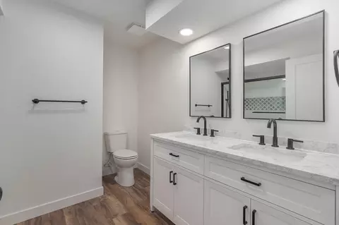 Bath - 515 E Kingsley St, Springfield, MO 65807 photo 1 of 6