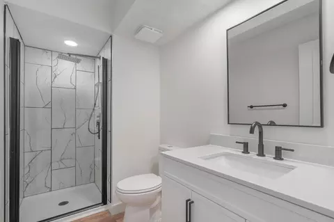 Bath - 515 E Kingsley St, Springfield, MO 65807 photo 3 of 6