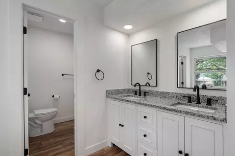 Bath - 515 E Kingsley St, Springfield, MO 65807 photo 4 of 6